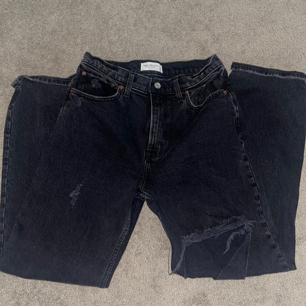 Amercrombie The 90’s relaxed jean, high rise. Size 29/ 8R
